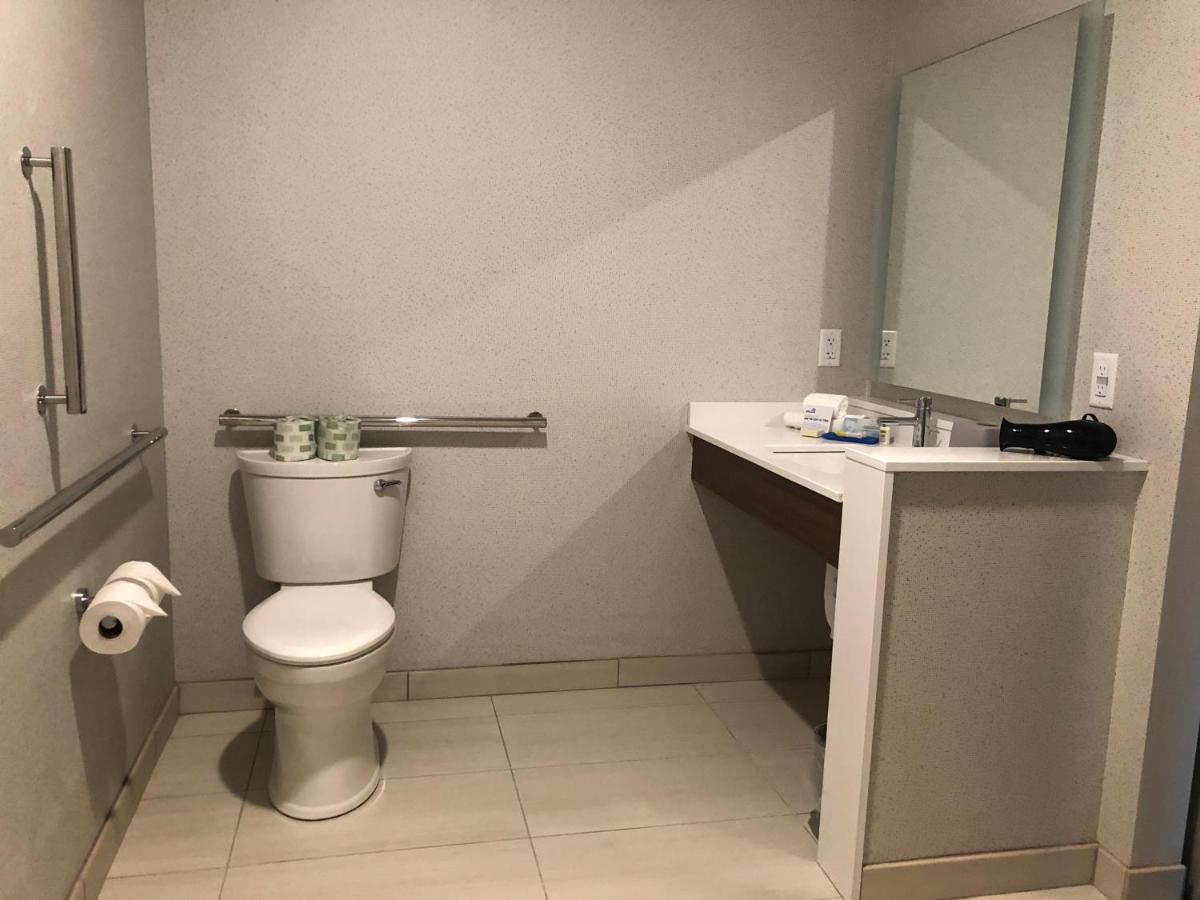 Holiday Inn Express & Suites Madison By Ihg Bagian luar foto
