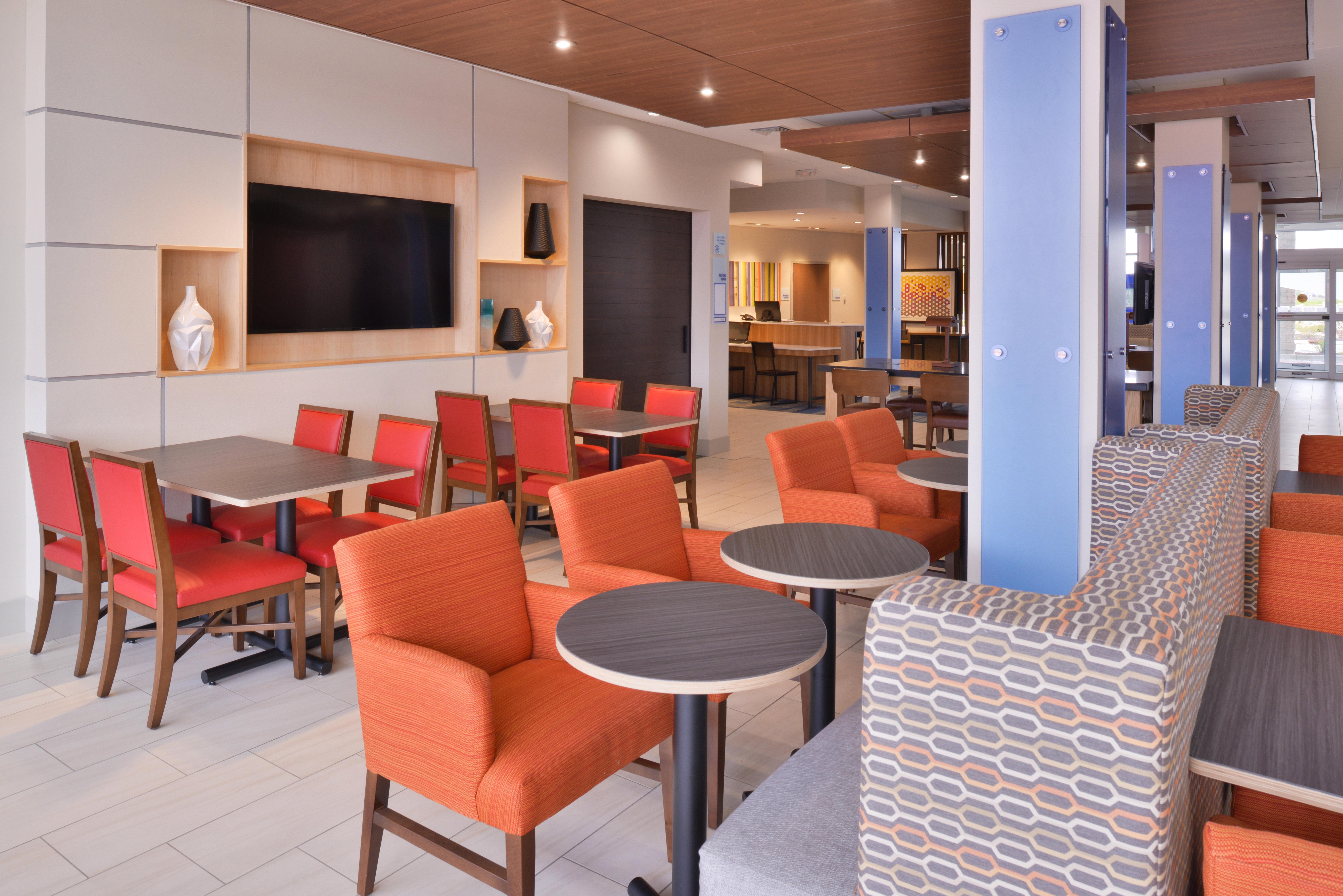 Holiday Inn Express & Suites Madison By Ihg Bagian luar foto