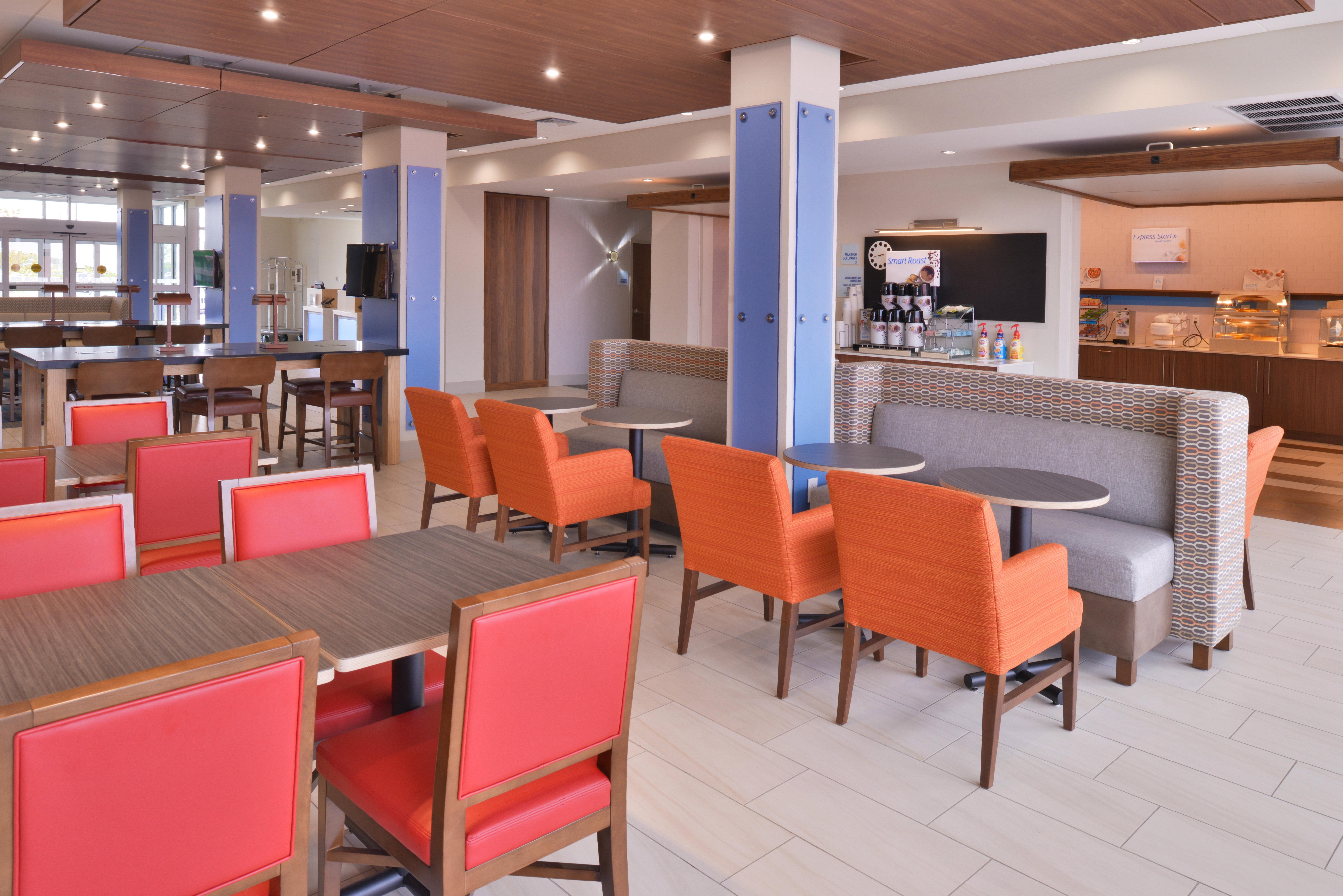 Holiday Inn Express & Suites Madison By Ihg Bagian luar foto