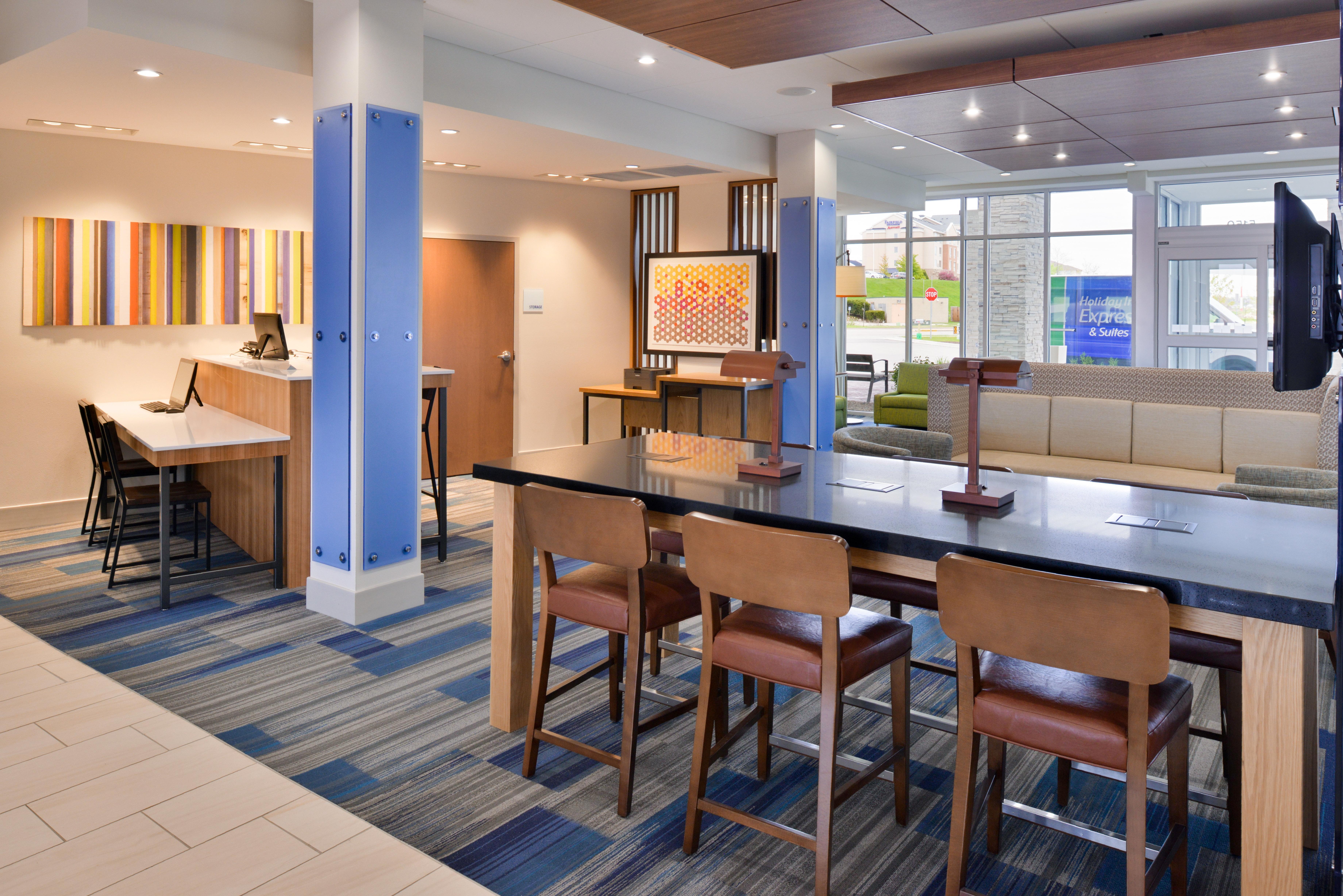 Holiday Inn Express & Suites Madison By Ihg Bagian luar foto