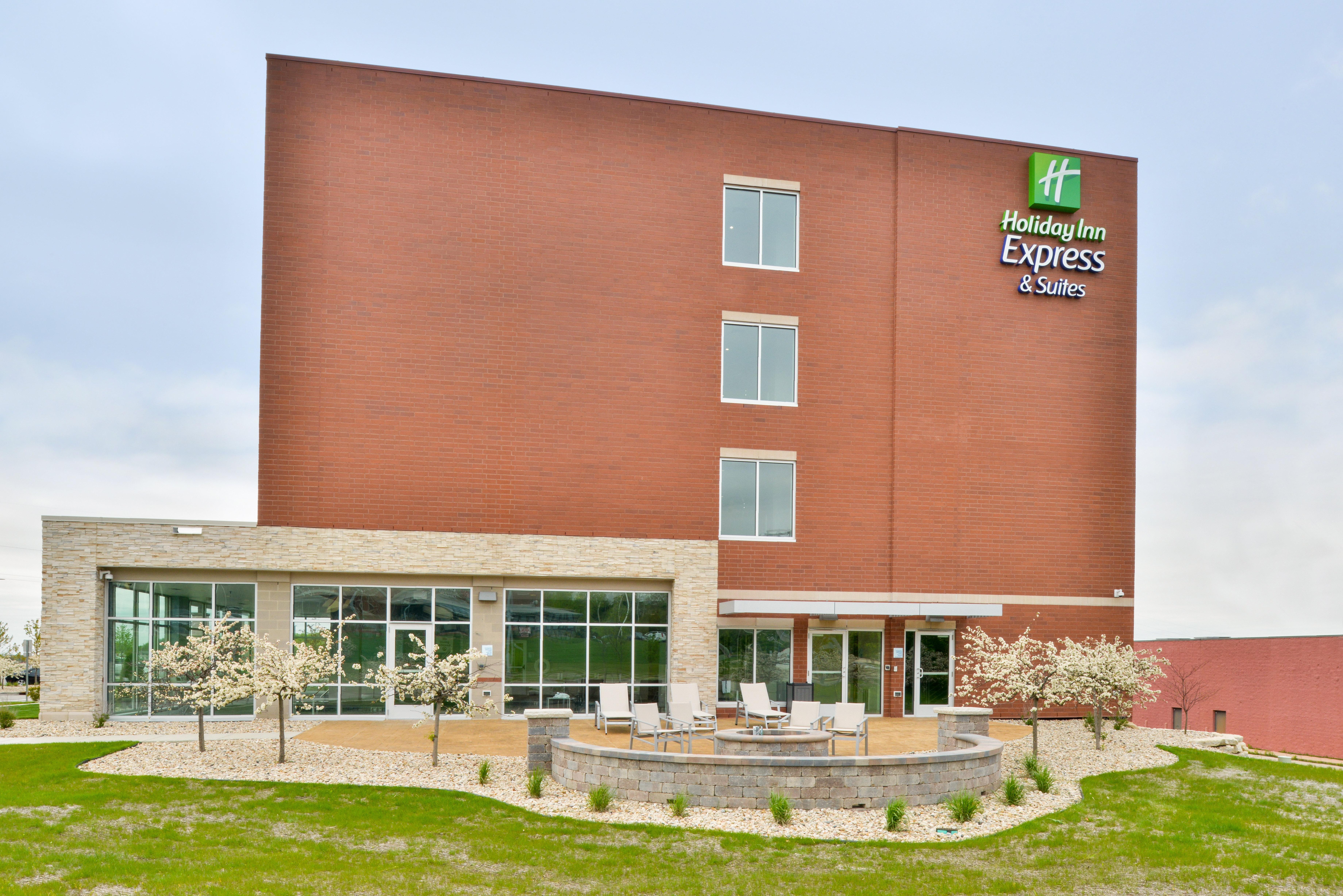 Holiday Inn Express & Suites Madison By Ihg Bagian luar foto