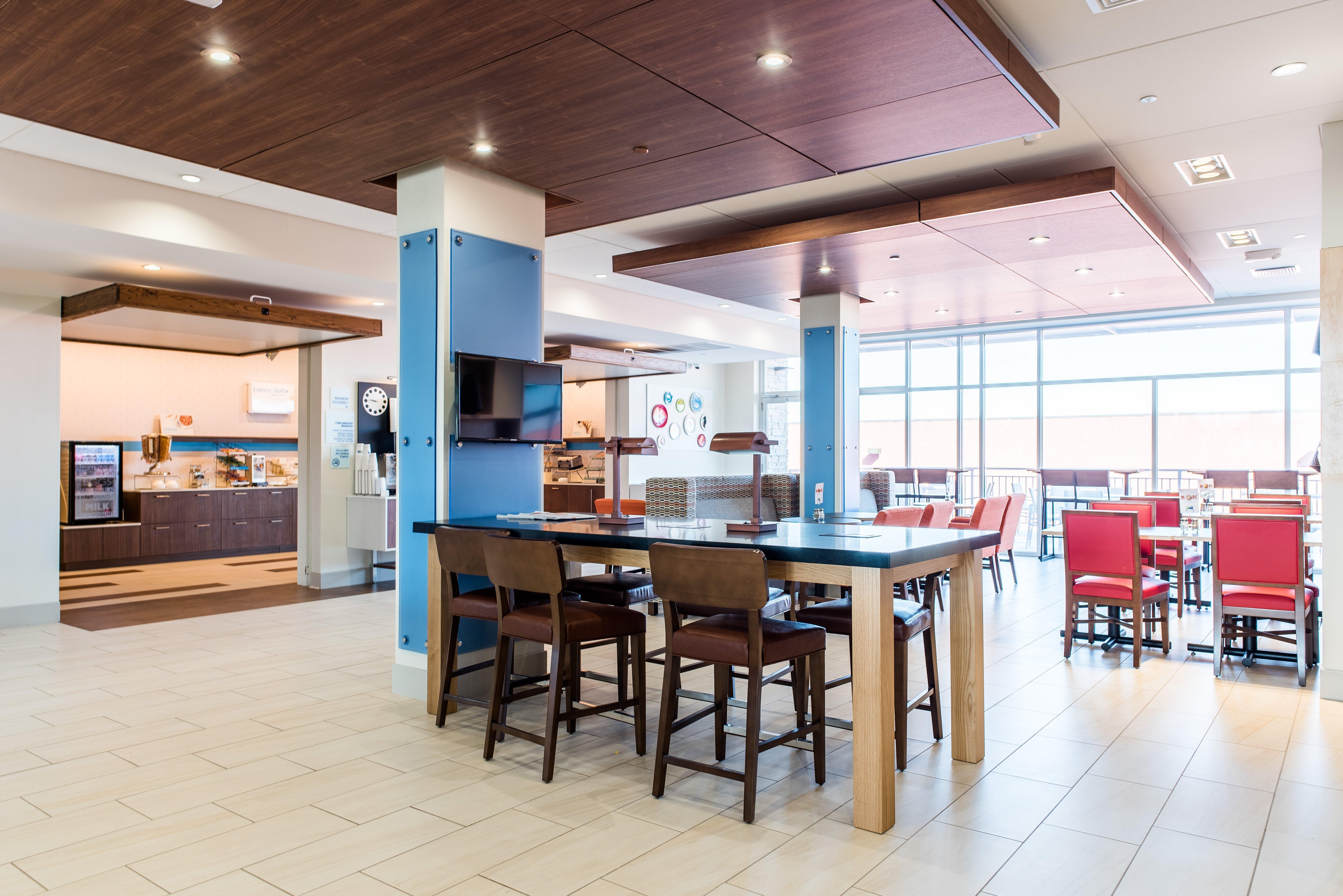 Holiday Inn Express & Suites Madison By Ihg Bagian luar foto
