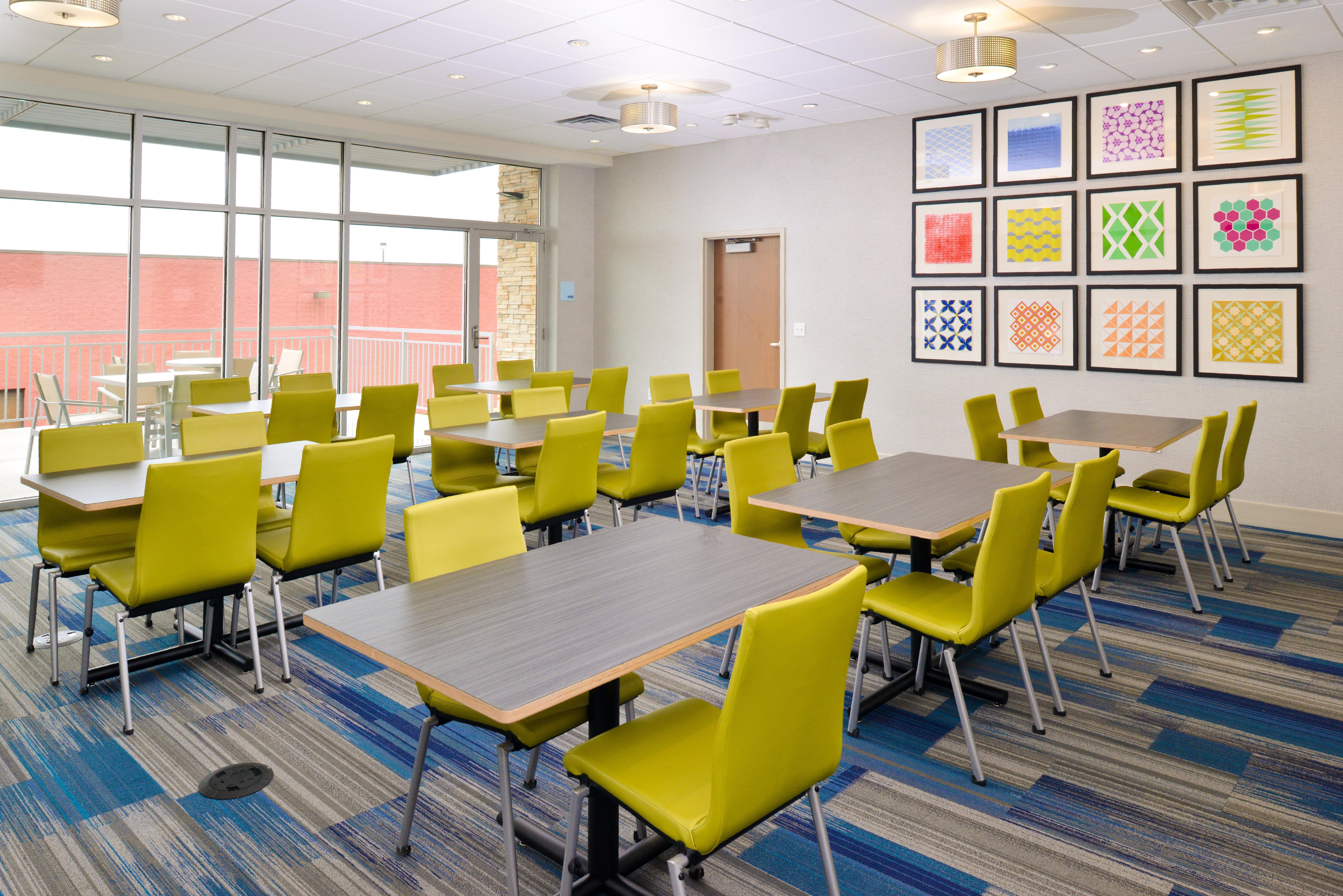 Holiday Inn Express & Suites Madison By Ihg Bagian luar foto