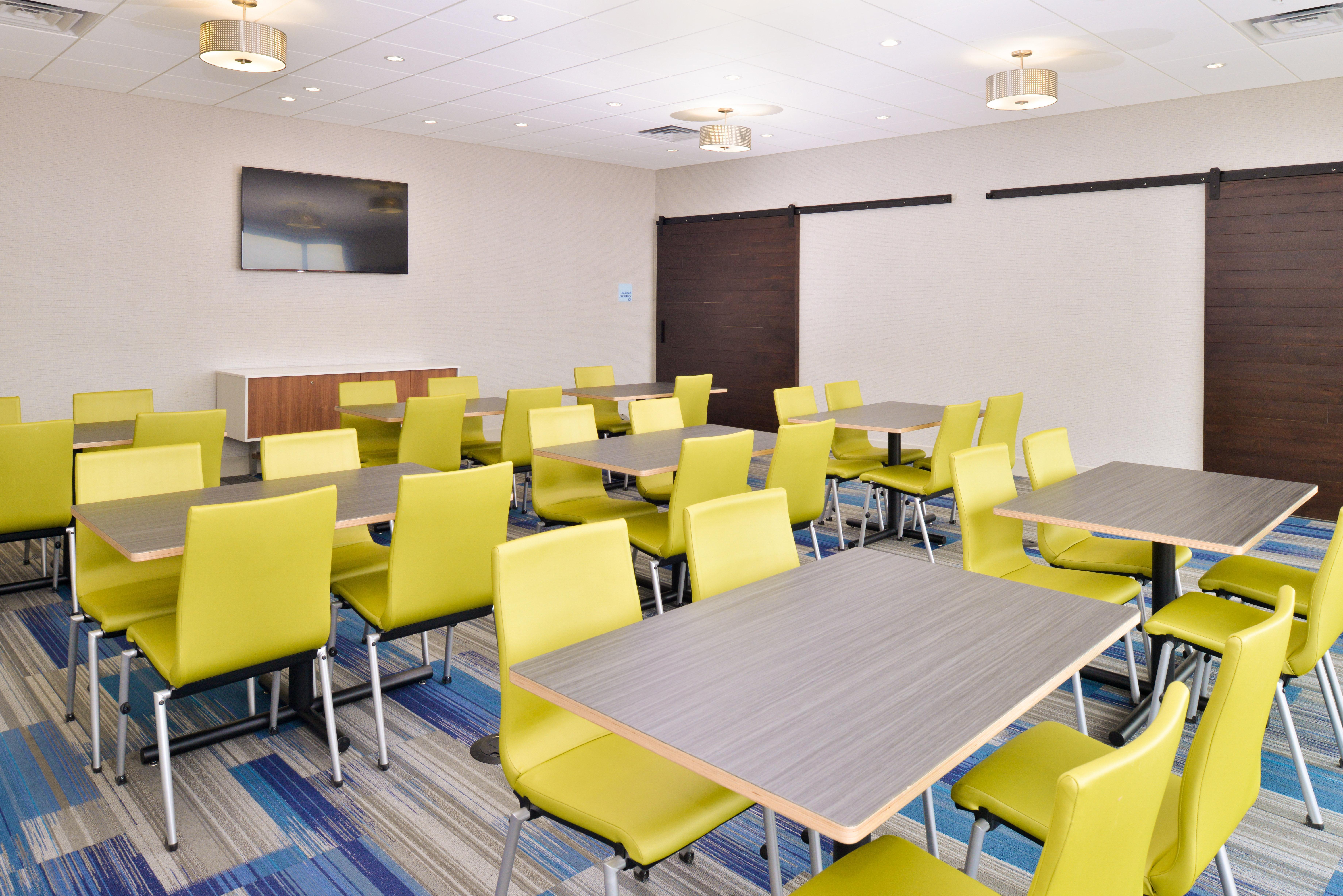 Holiday Inn Express & Suites Madison By Ihg Bagian luar foto