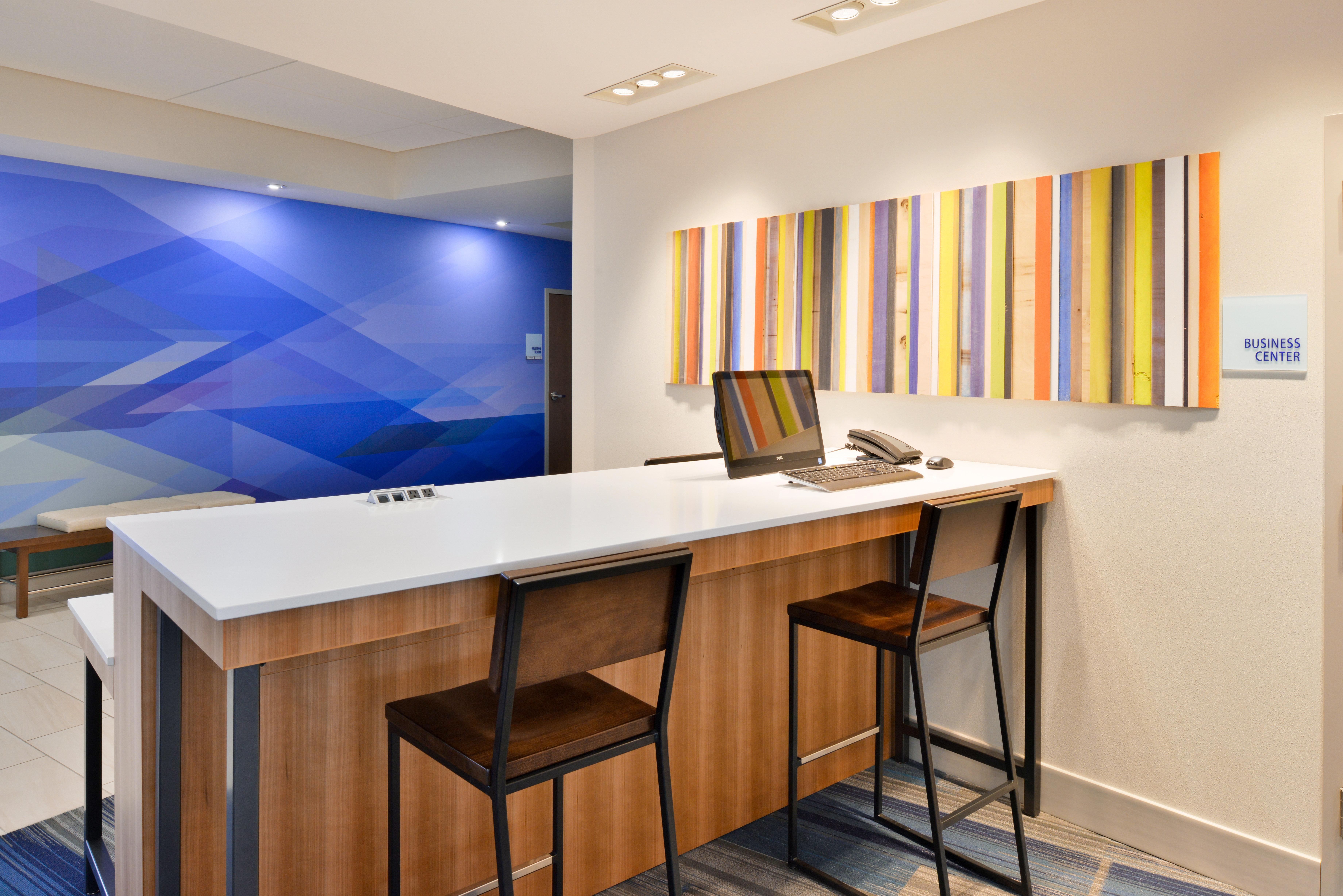 Holiday Inn Express & Suites Madison By Ihg Bagian luar foto