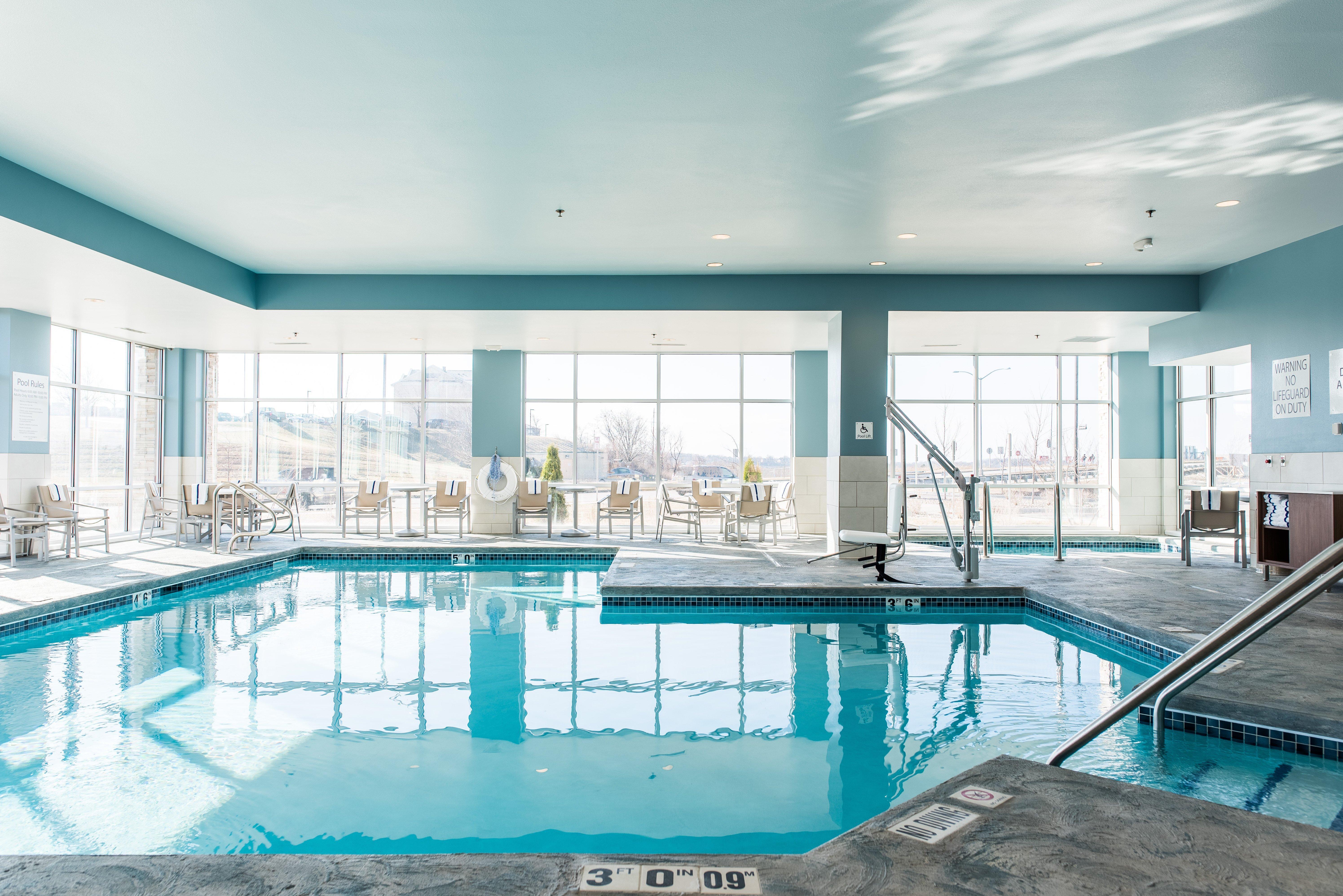 Holiday Inn Express & Suites Madison By Ihg Bagian luar foto