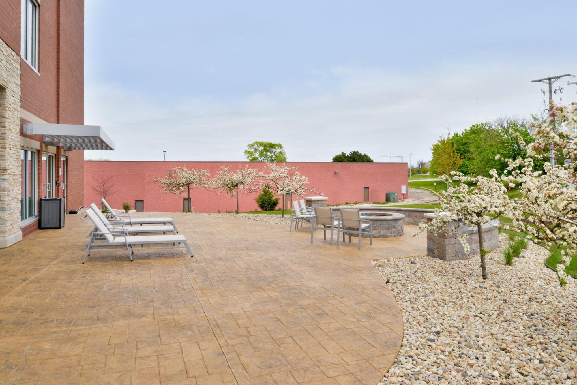Holiday Inn Express & Suites Madison By Ihg Bagian luar foto
